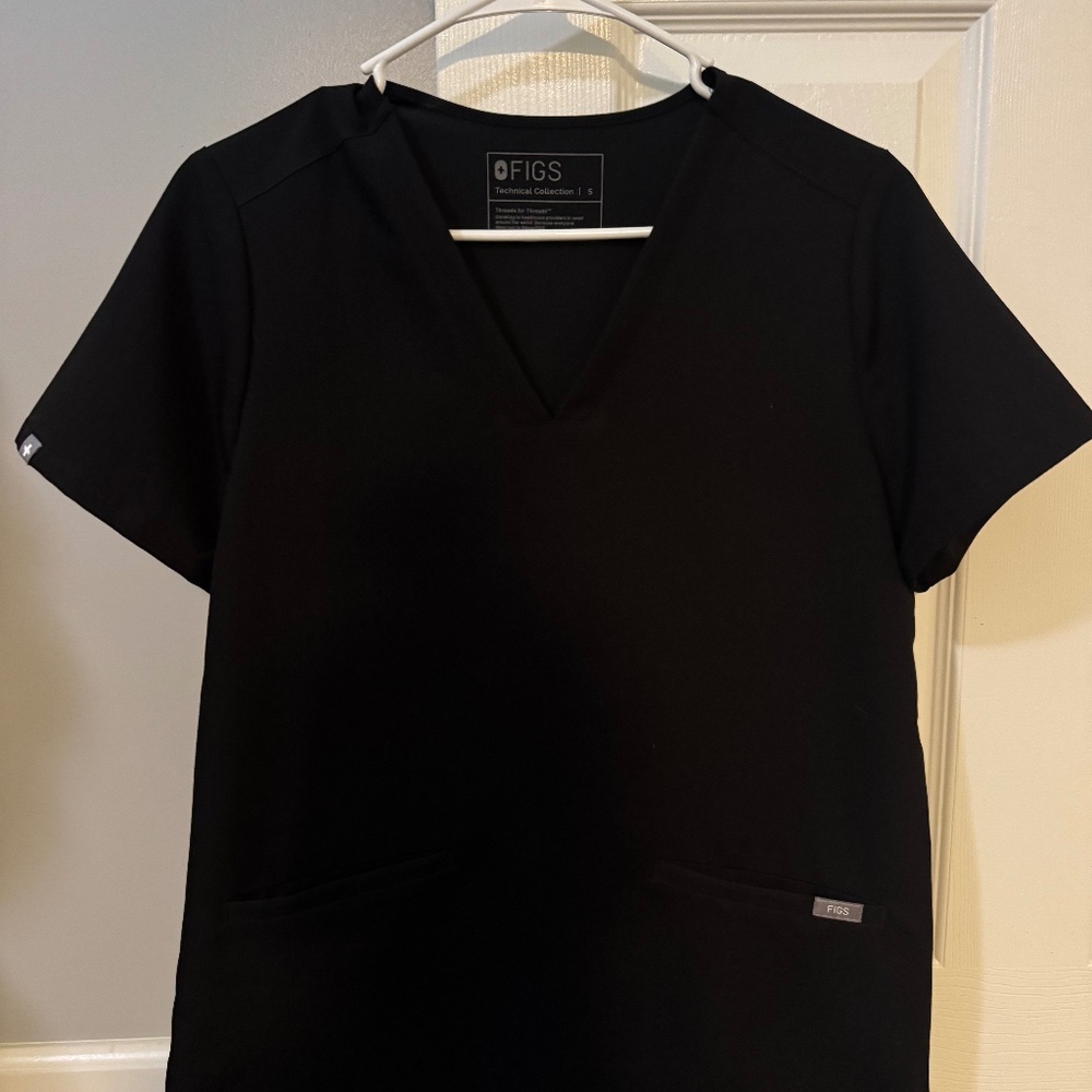 FIGS 2 POCKET SCRUB TOP